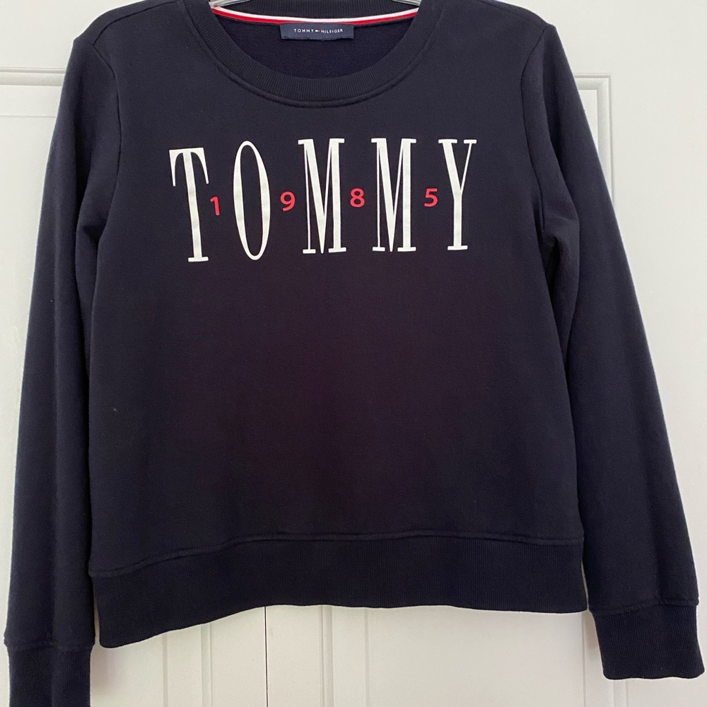 Tommy Hilfiger sweatshirt. “1985” imprint on front. Medium fit